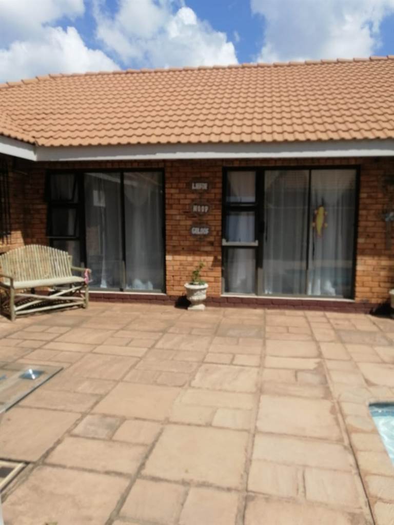 3 Bed Townhouse in Fochville photo number 1