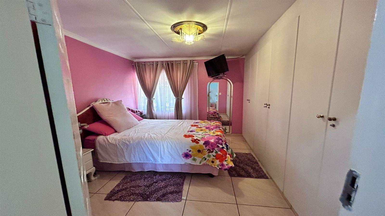 4 Bed House in Lenasia South photo number 10