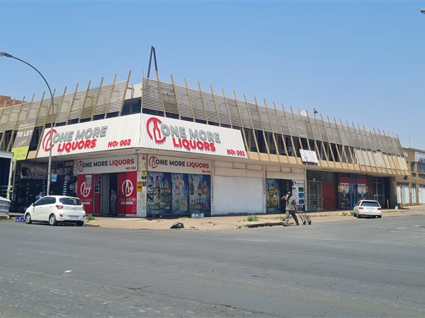 1 200  m² Retail Space