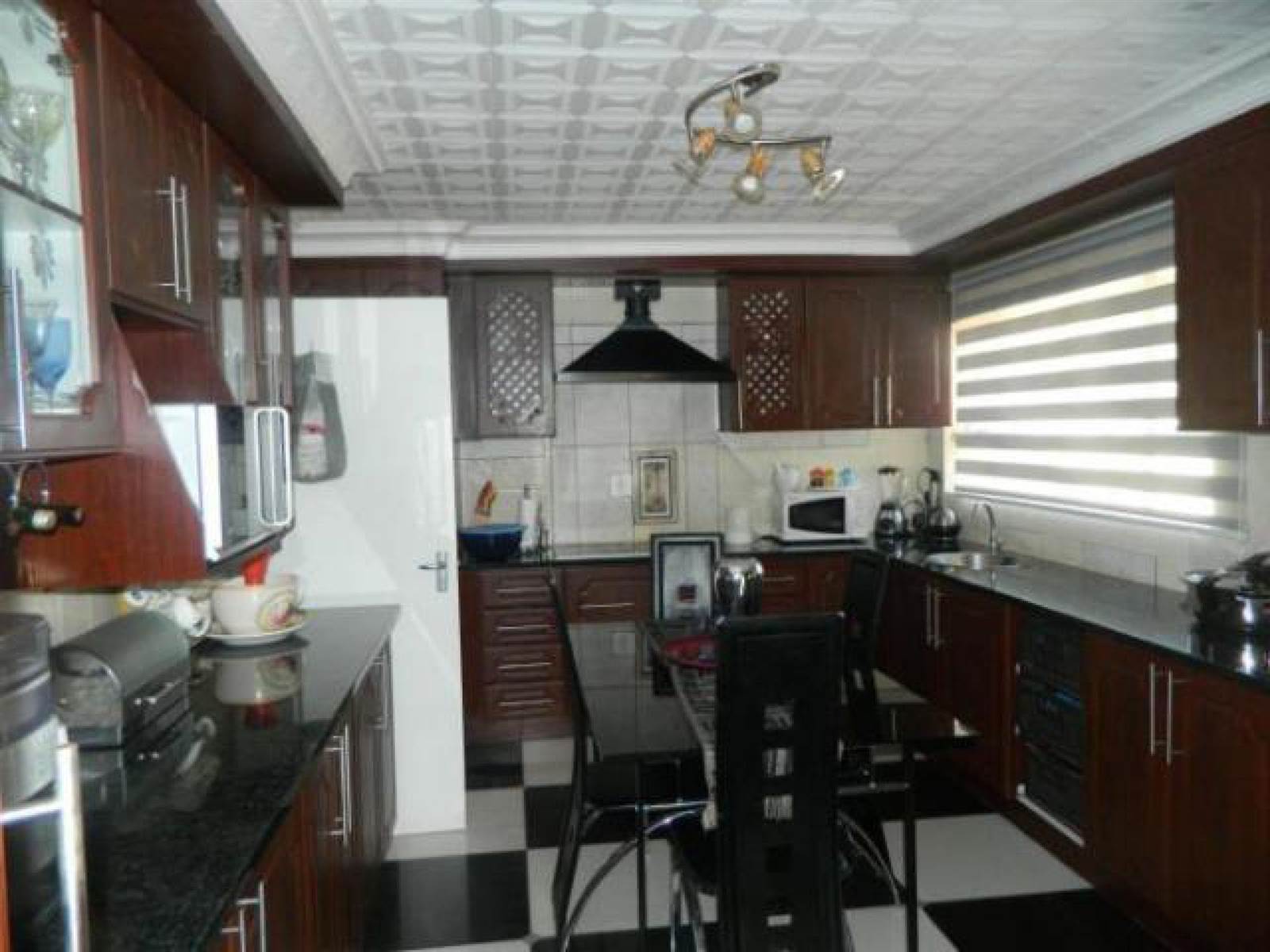 4 Bed Cluster in Mooinooi photo number 8