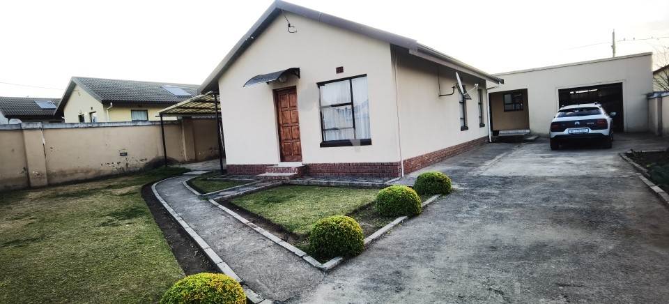 3 Bed House in Mpophomeni photo number 2