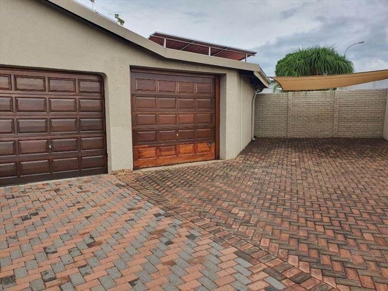 4 Bed House in Glen Marais photo number 24