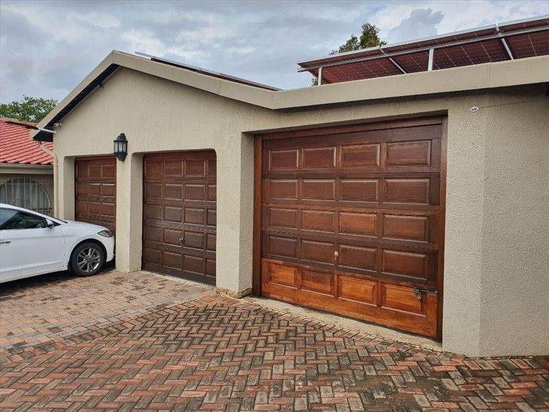 4 Bed House in Glen Marais photo number 26