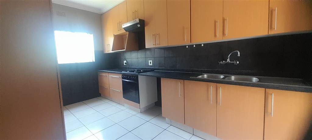 3 Bed Apartment in Northcliff photo number 4