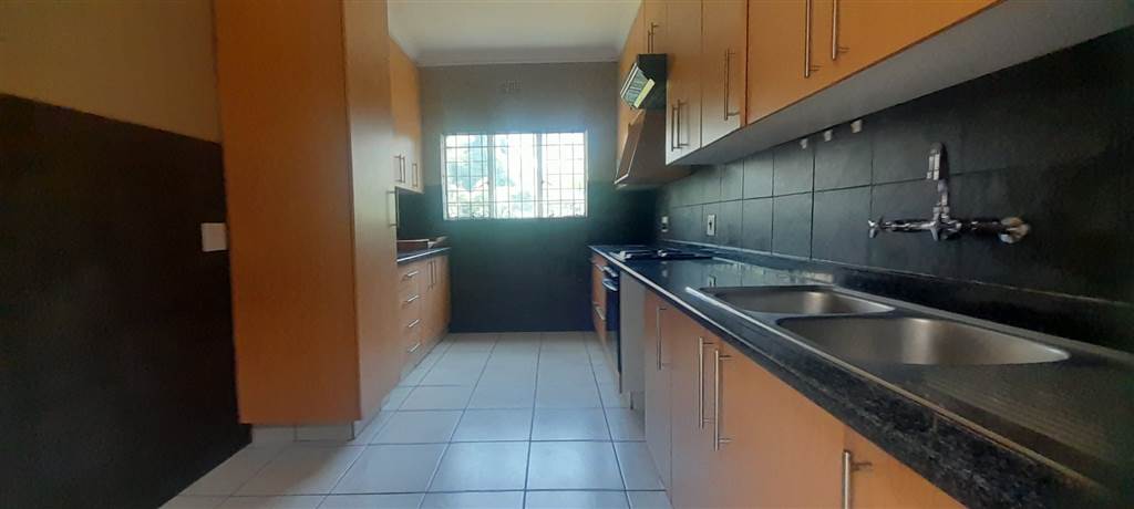 3 Bed Apartment in Northcliff photo number 5