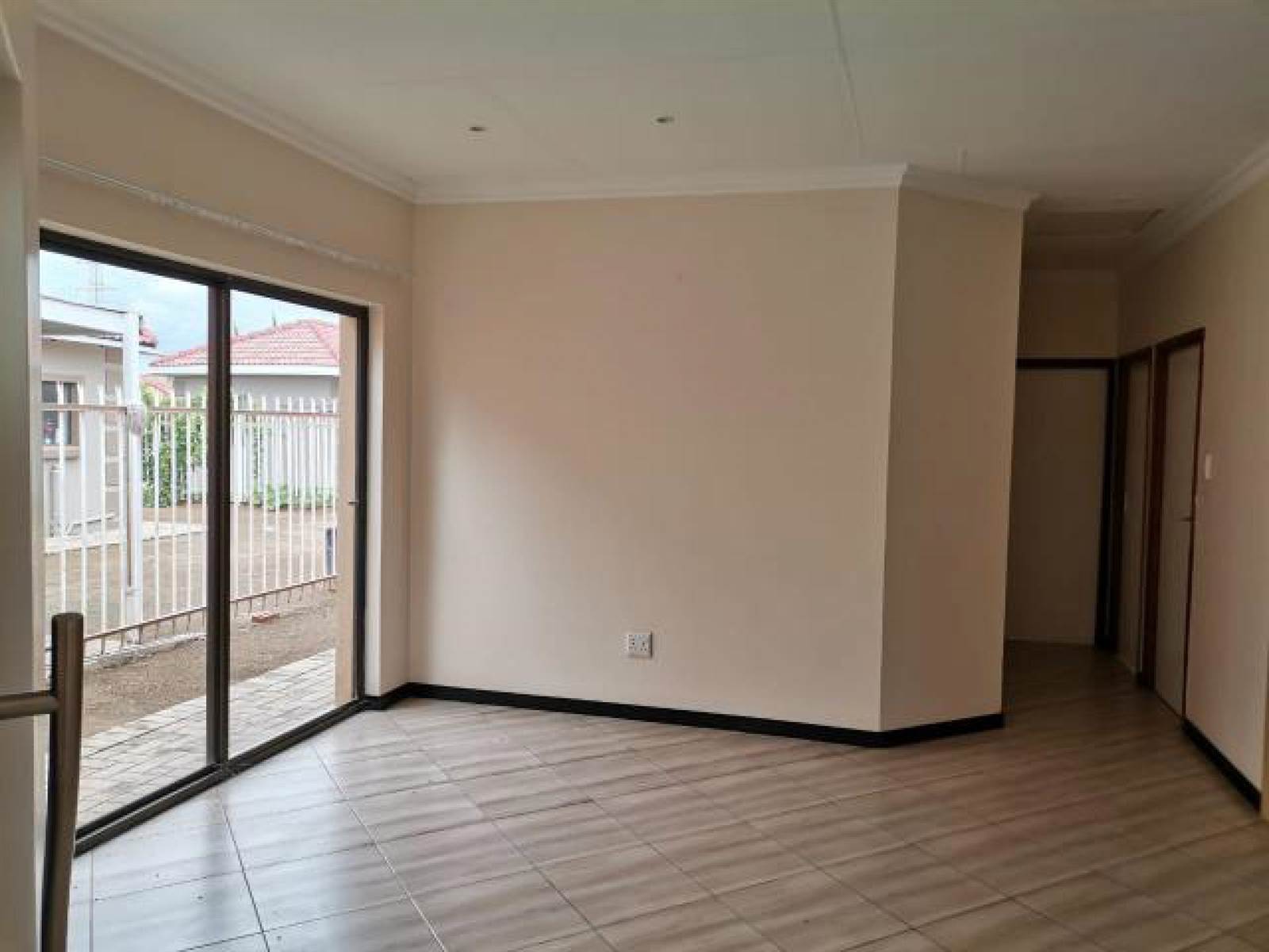 3 Bed House in Bloemfontein photo number 4