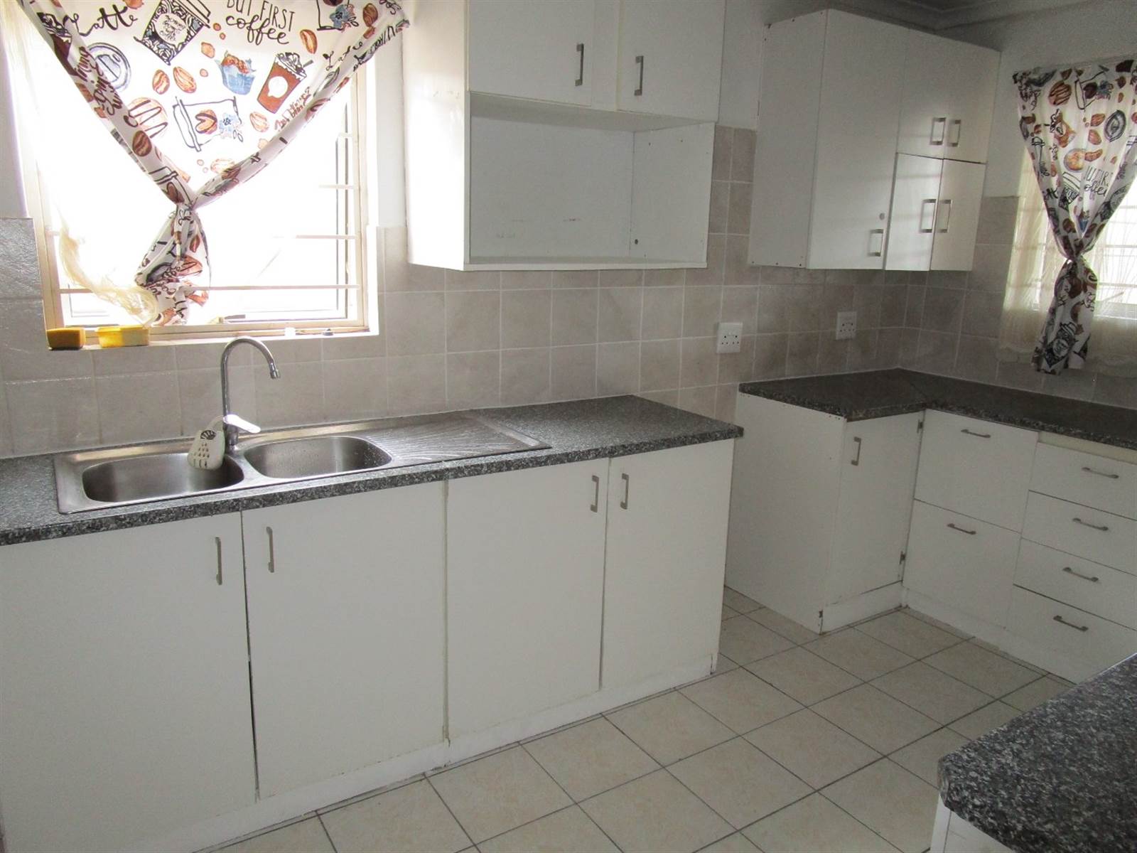 2 Bed Apartment in Belhar photo number 2