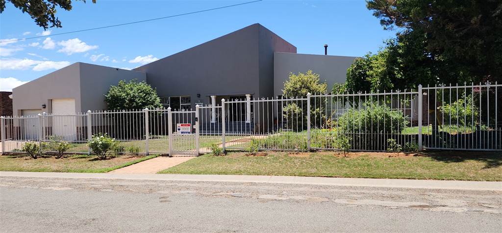 4 Bed House in Cradock photo number 2