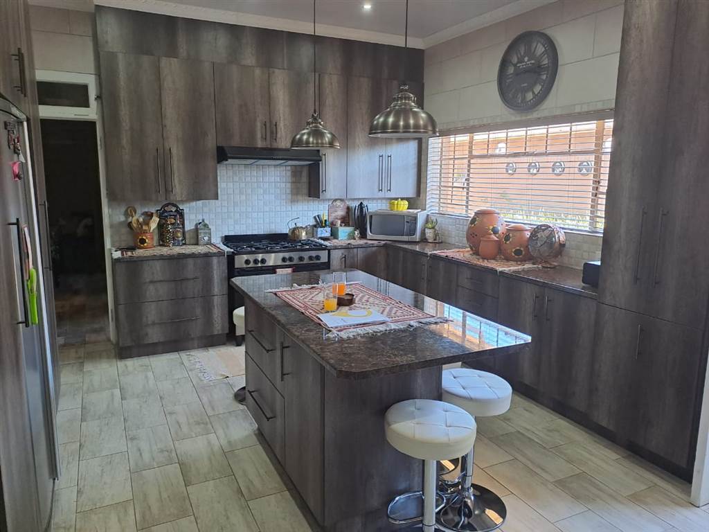 4 Bed House in Carletonville photo number 18