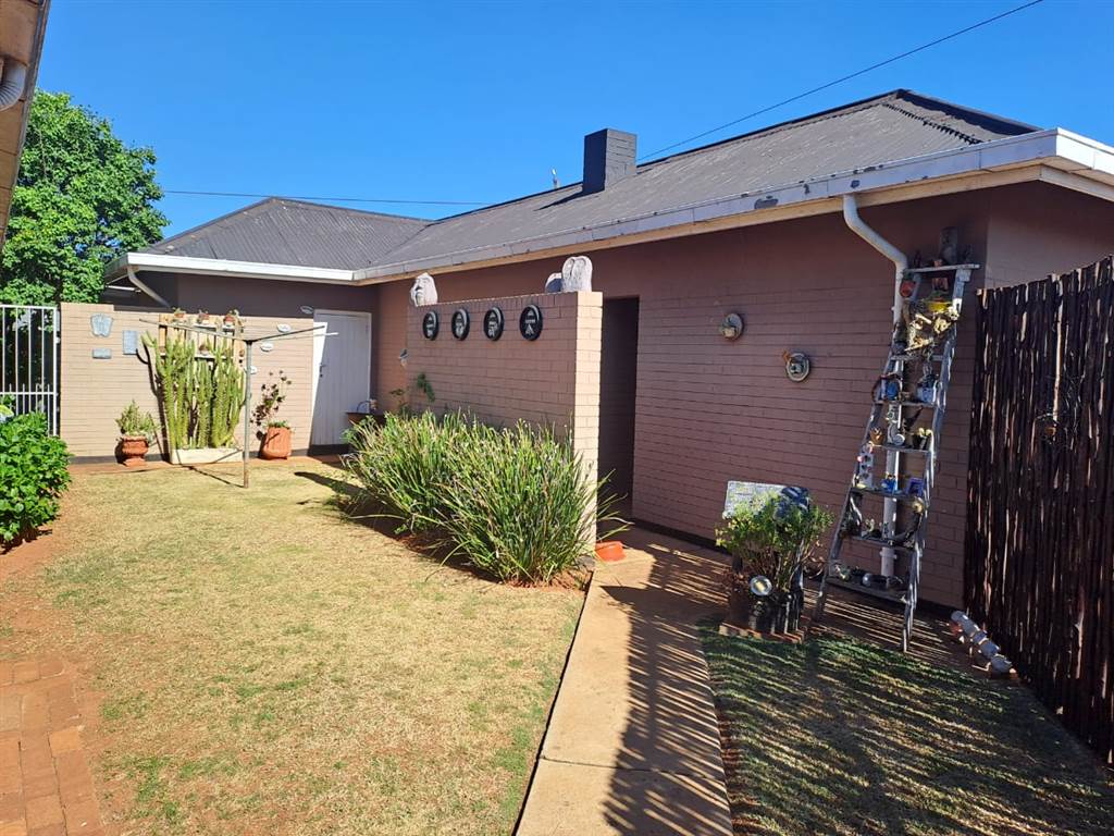 4 Bed House in Carletonville photo number 17