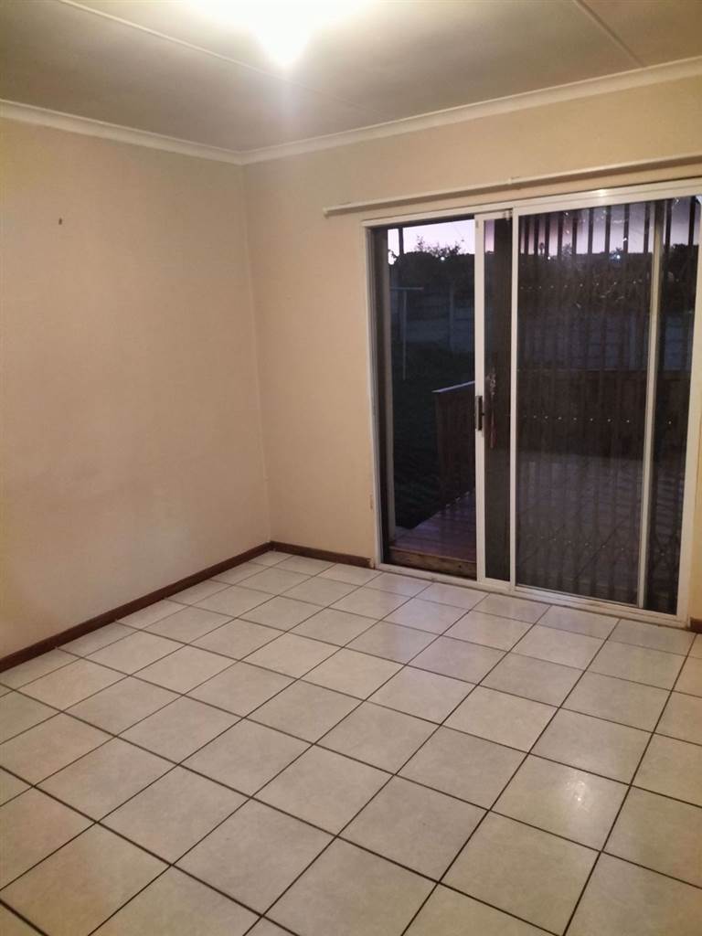 2 Bed House in Uitenhage Central photo number 9