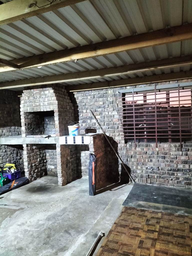 2 Bed House in Uitenhage Central photo number 14
