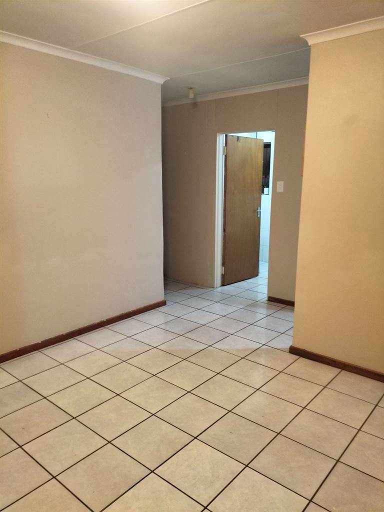 2 Bed House in Uitenhage Central photo number 3