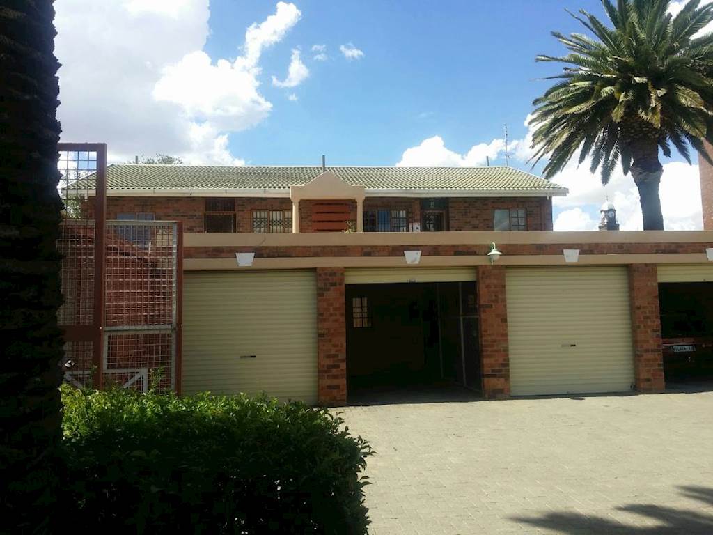 3 Bed Townhouse in Bloemfontein photo number 1