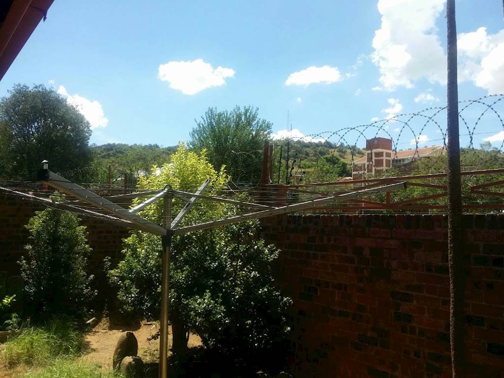 3 Bed Townhouse in Bloemfontein photo number 8