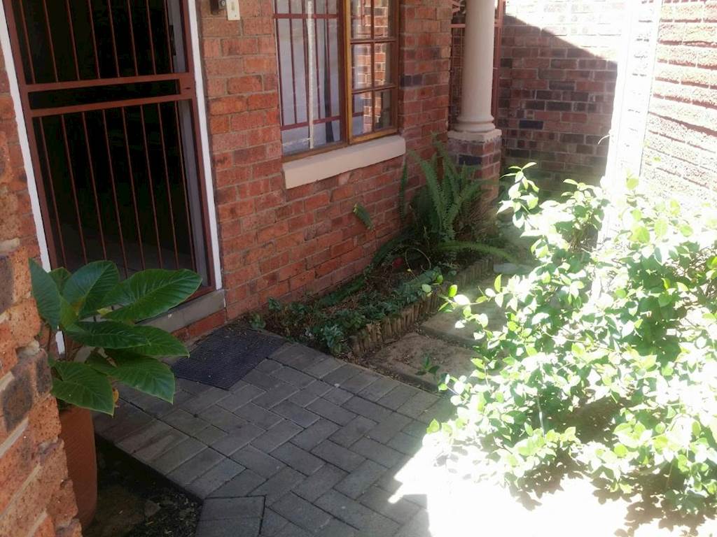 3 Bed Townhouse in Bloemfontein photo number 7