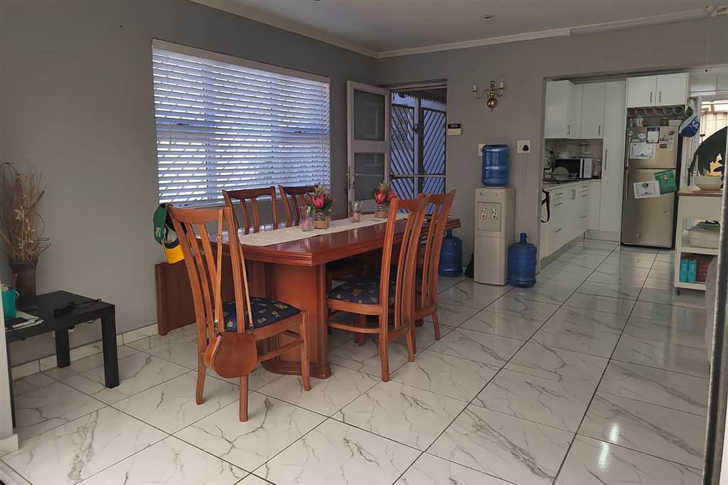 3 Bed House in Strandfontein photo number 3