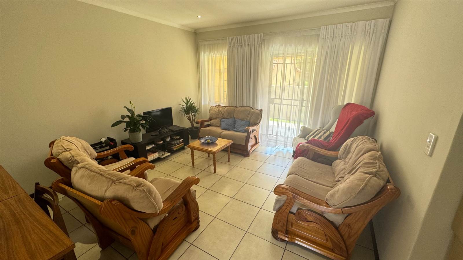 2 Bed Townhouse in Mooikloof Ridge photo number 4