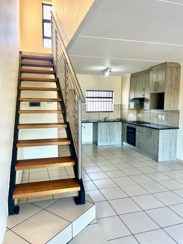 3 Bed Apartment in Kyalami photo number 3