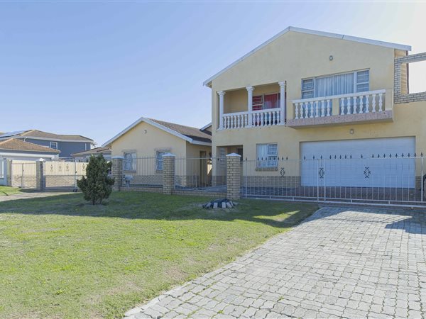 12 Bed House in Summerstrand
