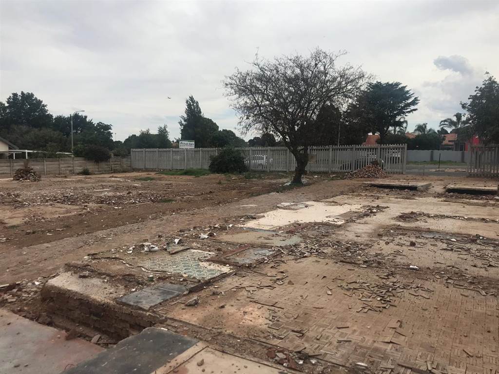 3200 m² Land available in Glen Marais photo number 2