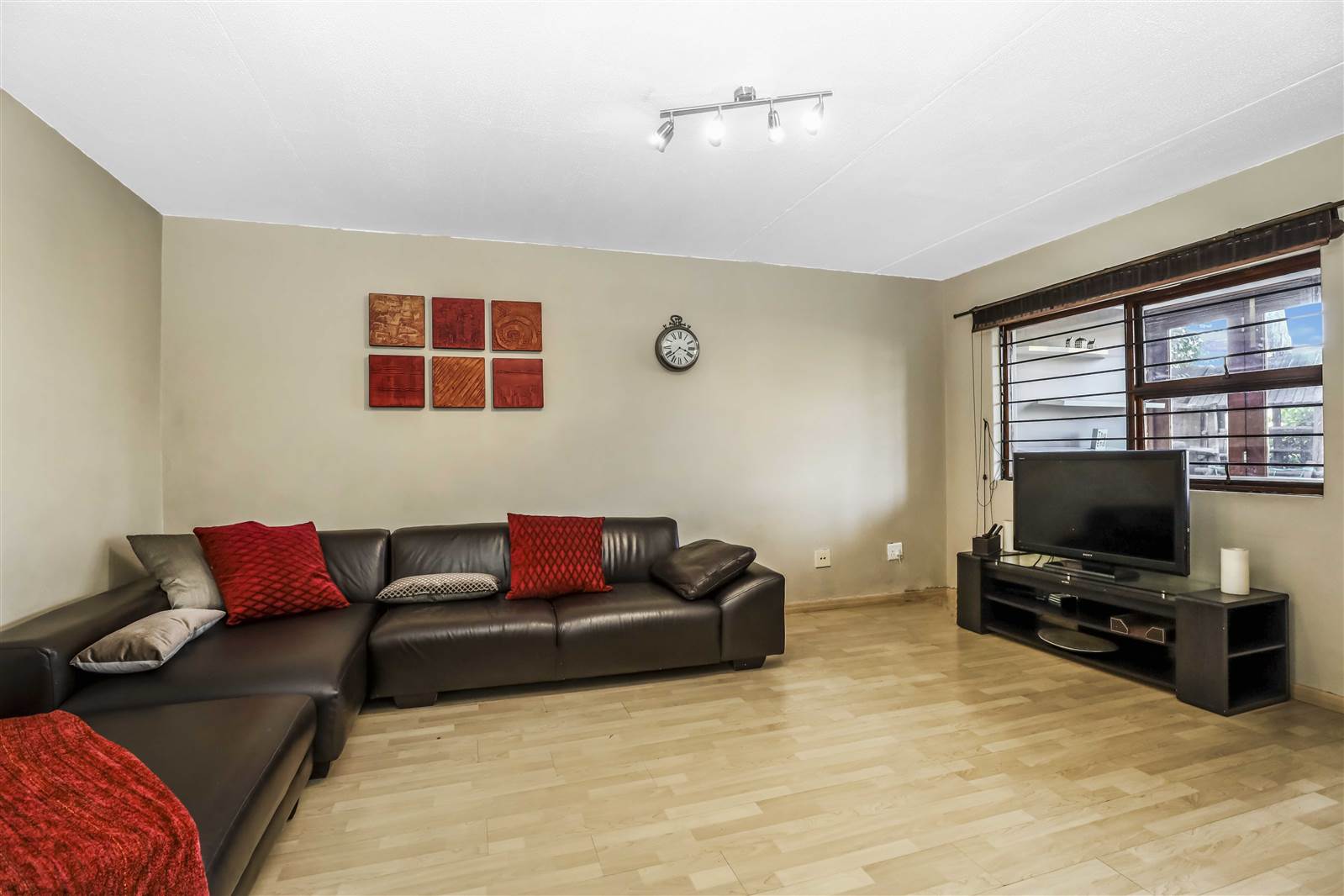 2 Bed Apartment in Sandown photo number 5