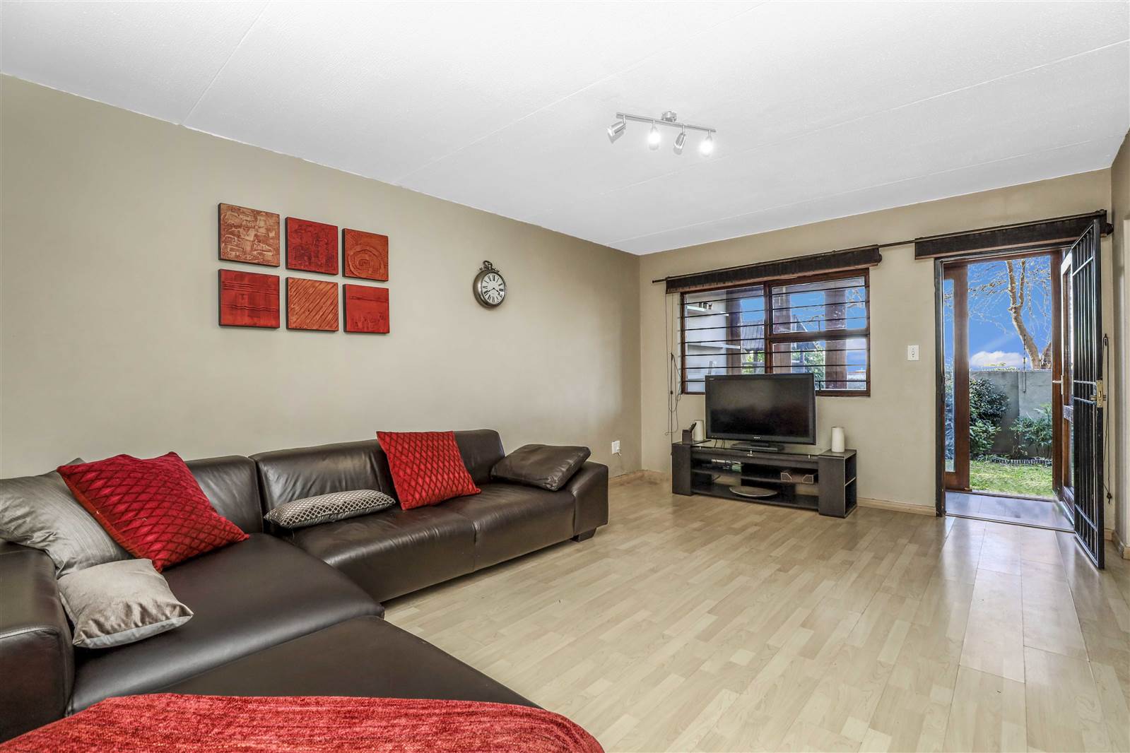 2 Bed Apartment in Sandown photo number 4
