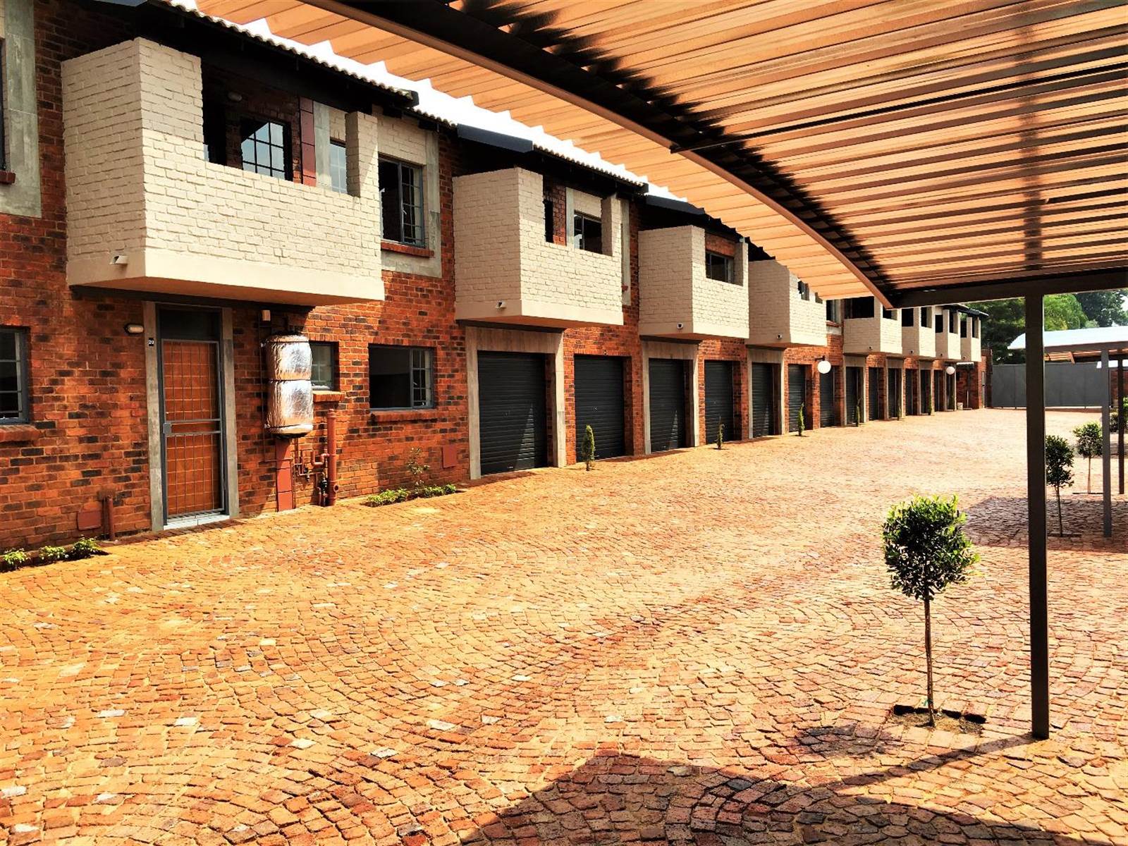 2 Bed Townhouse in Pretoria North photo number 2