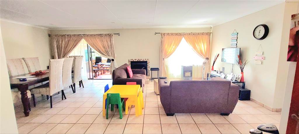 3 Bed House in Ruimsig photo number 5