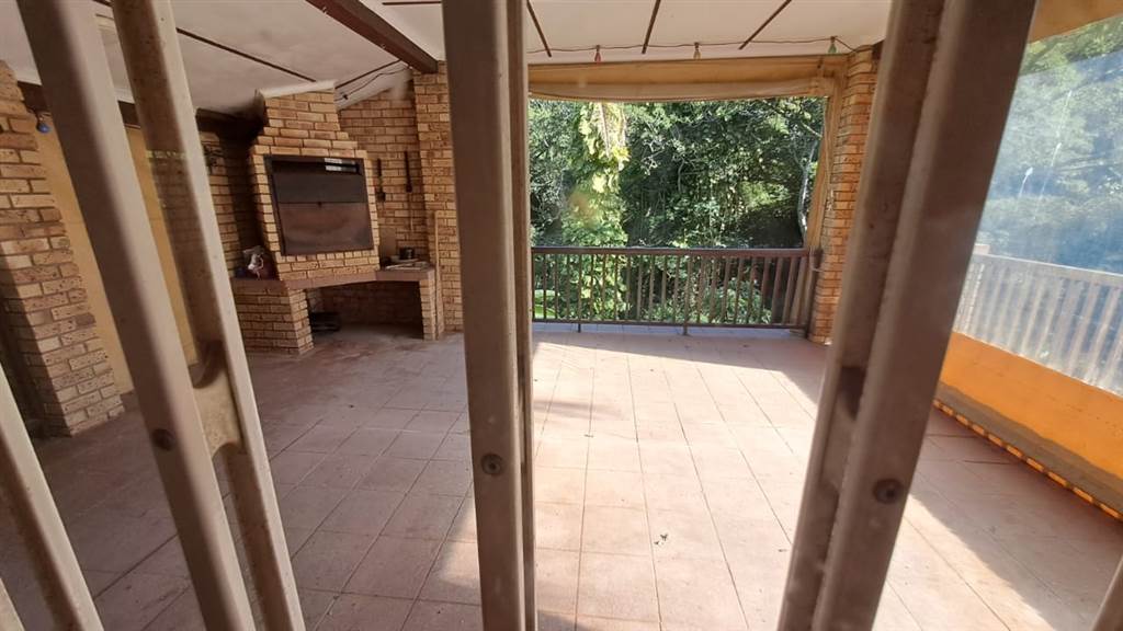 4 Bed House in Umtentweni photo number 5
