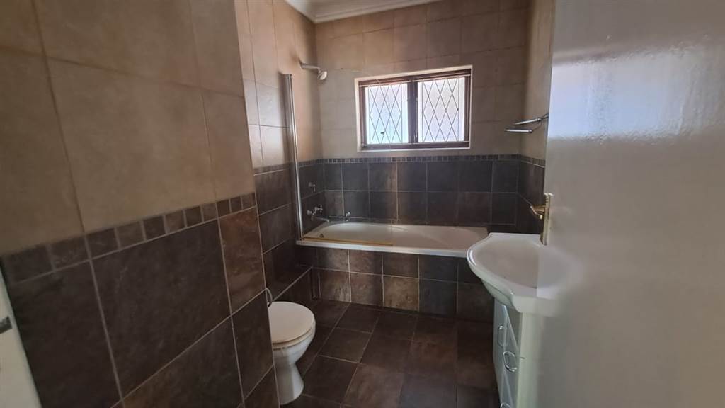 4 Bed House in Umtentweni photo number 9