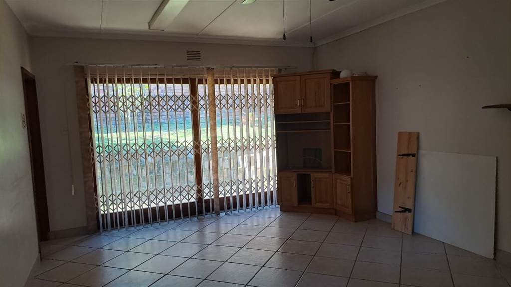 4 Bed House in Umtentweni photo number 15