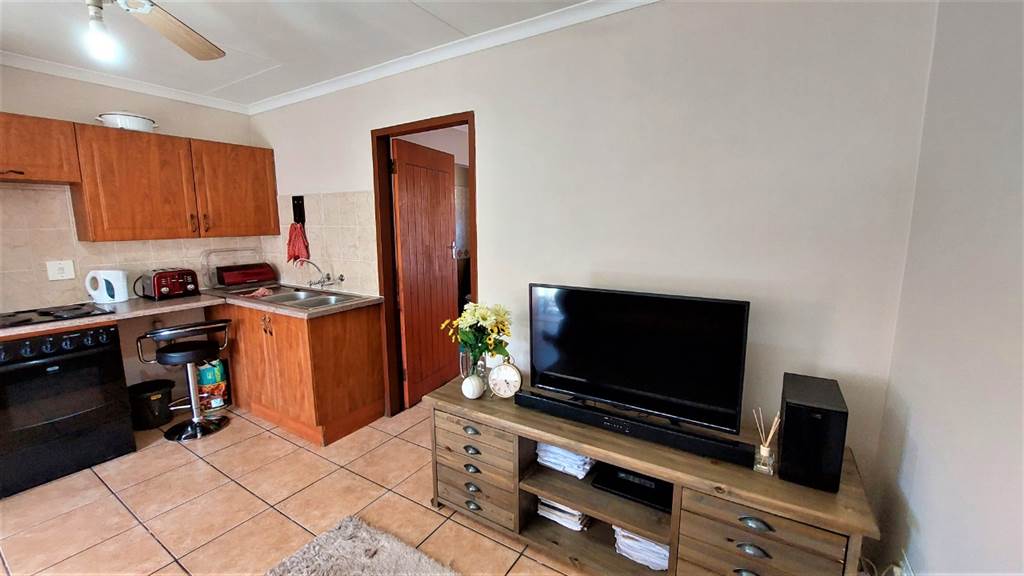 1 Bed Apartment in Kanoniers Park photo number 5