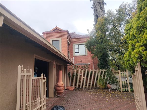 6 Bedroom House 6 Bedroom House