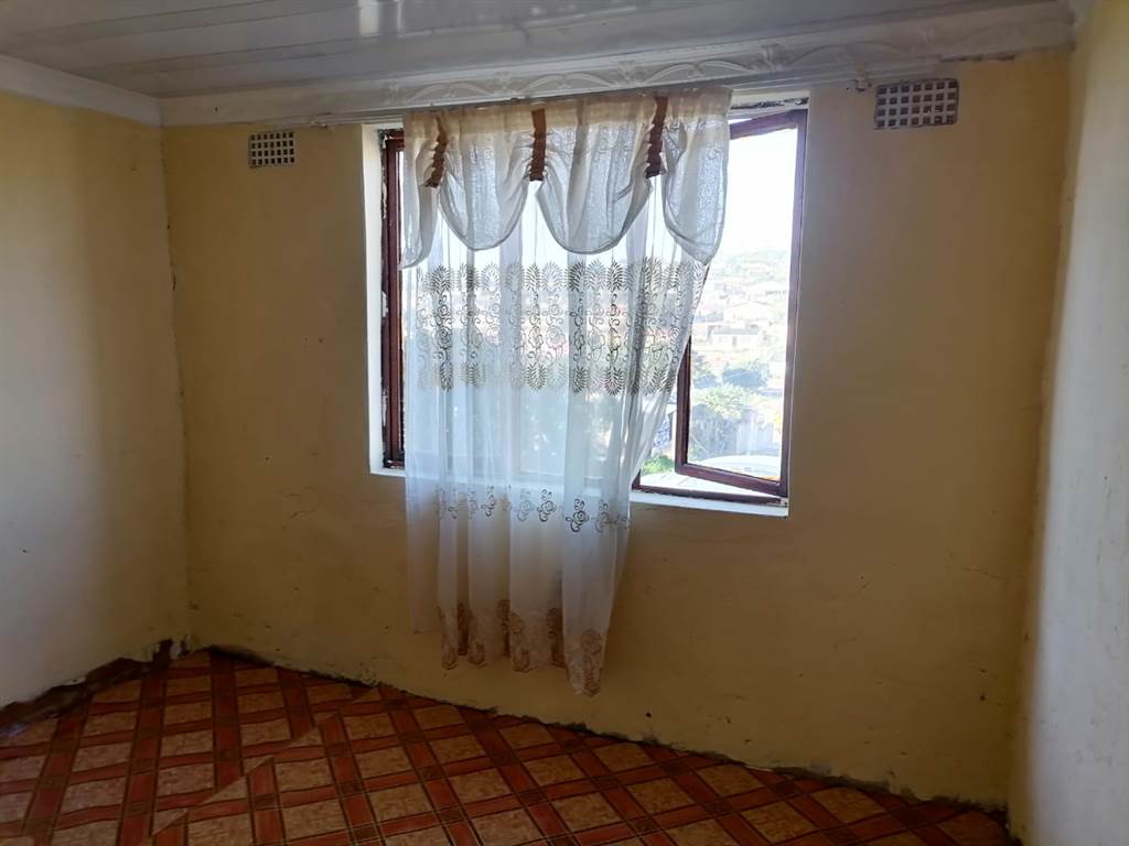 3 Bed House in KwaMashu photo number 2