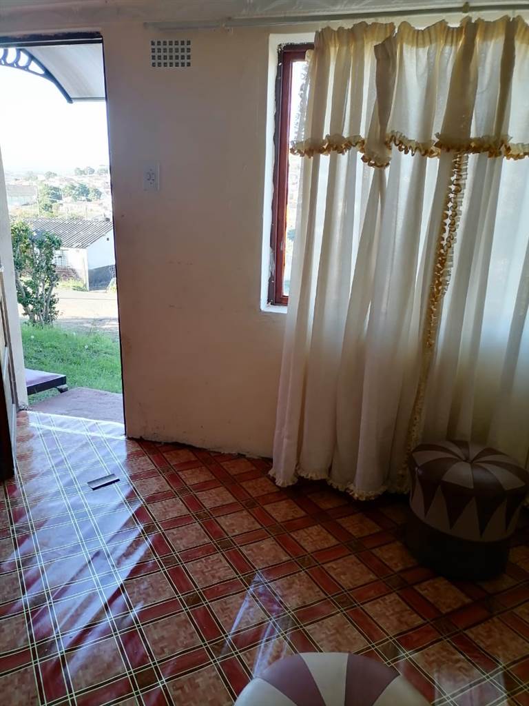 3 Bed House in KwaMashu photo number 4