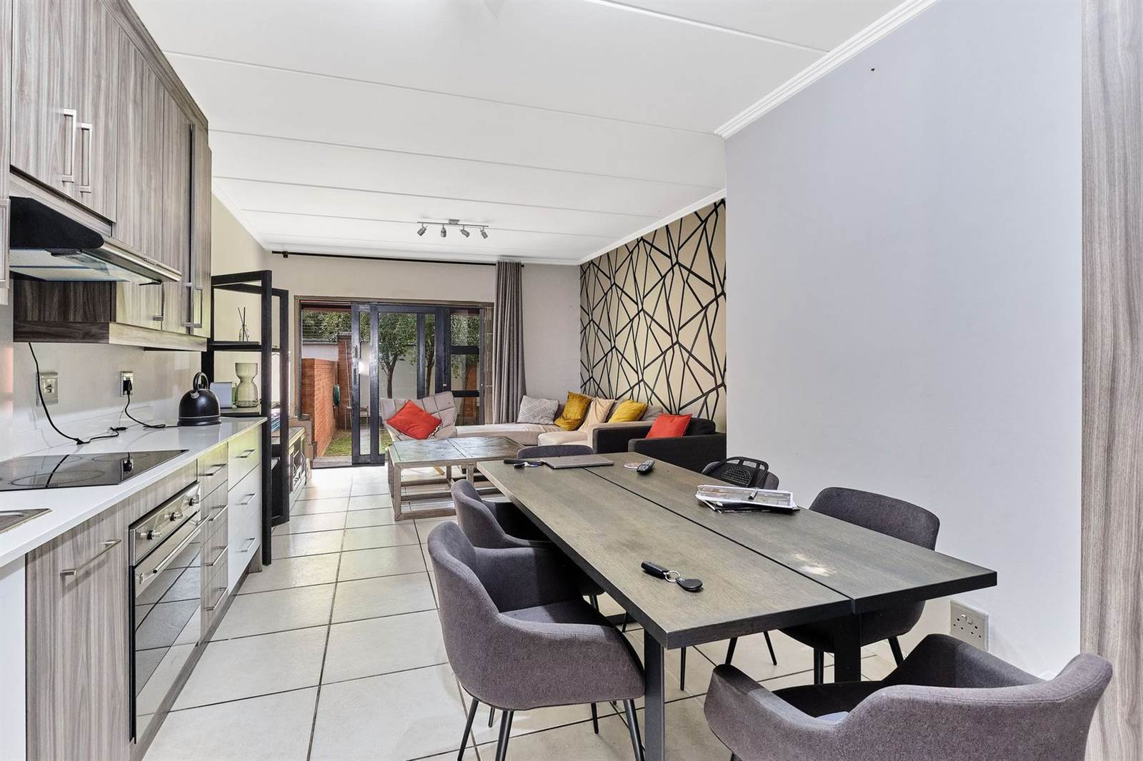 2 Bed Apartment in Douglasdale photo number 6