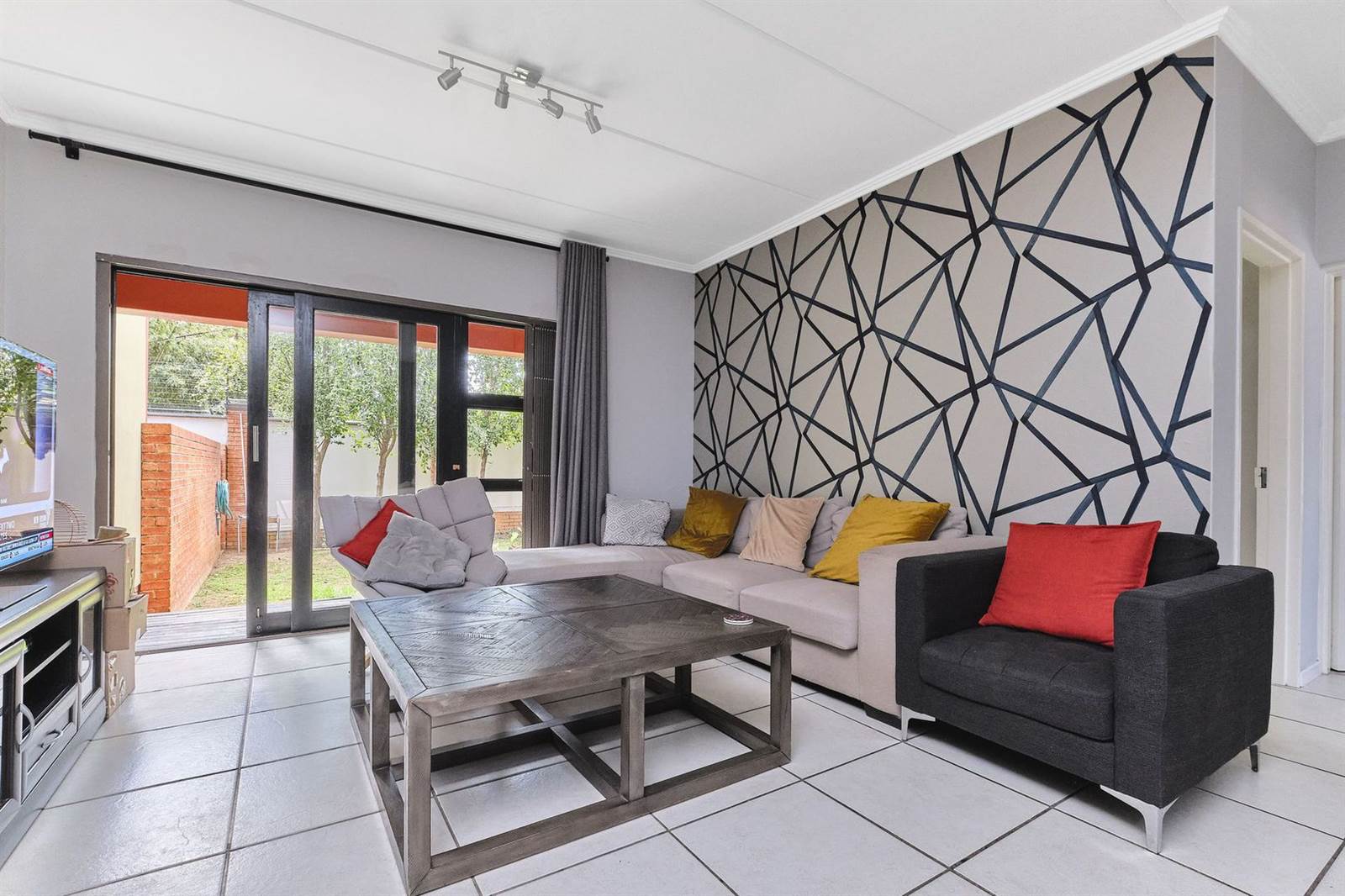 2 Bed Apartment in Douglasdale photo number 5