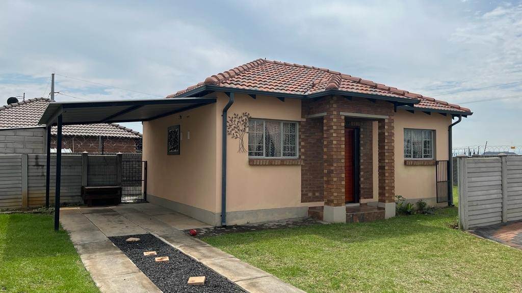 2 Bed Townhouse in Waterkloof photo number 1