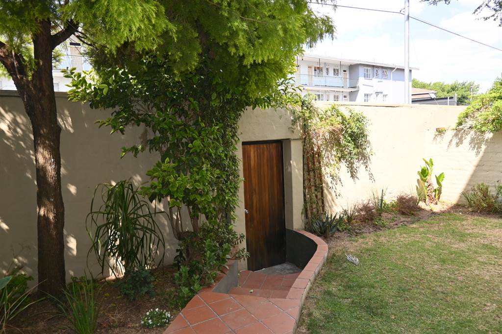 2 Bed Apartment in Craighall Park photo number 20