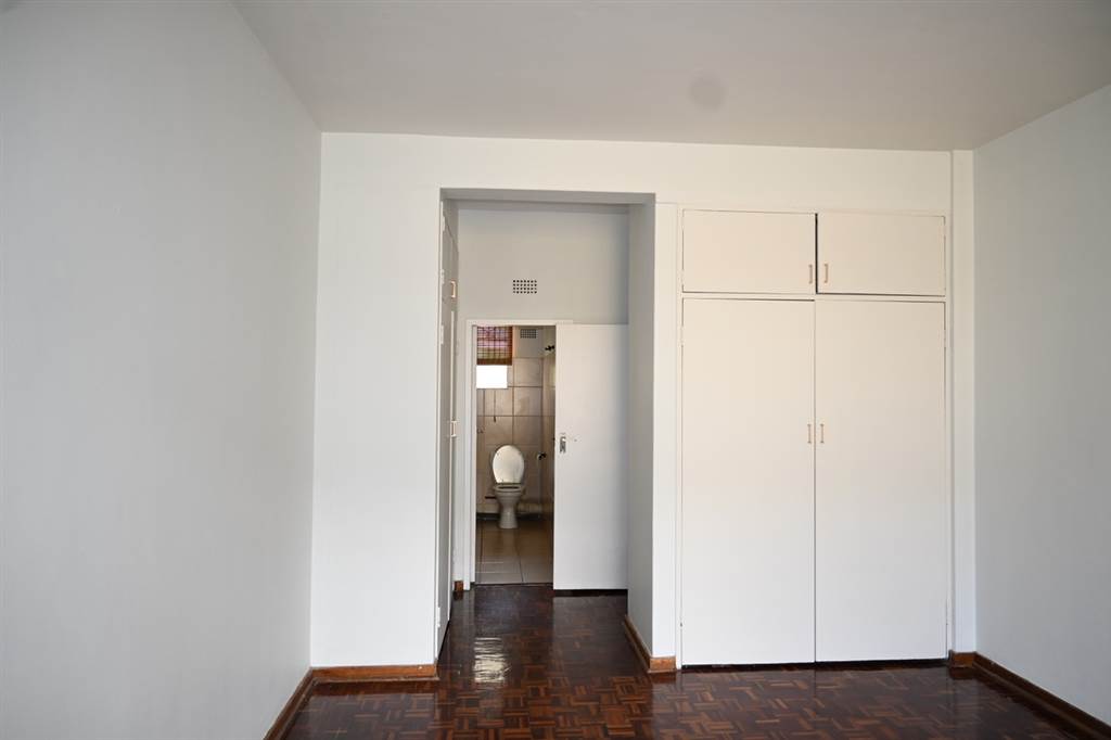 2 Bed Apartment in Craighall Park photo number 13