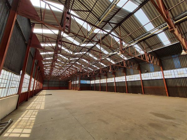 9 600  m² Industrial space