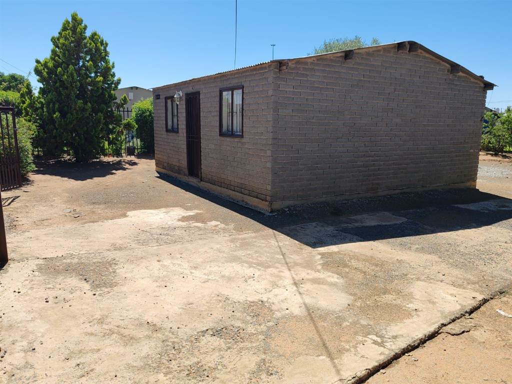 2 Bed House in Chris Hani photo number 3