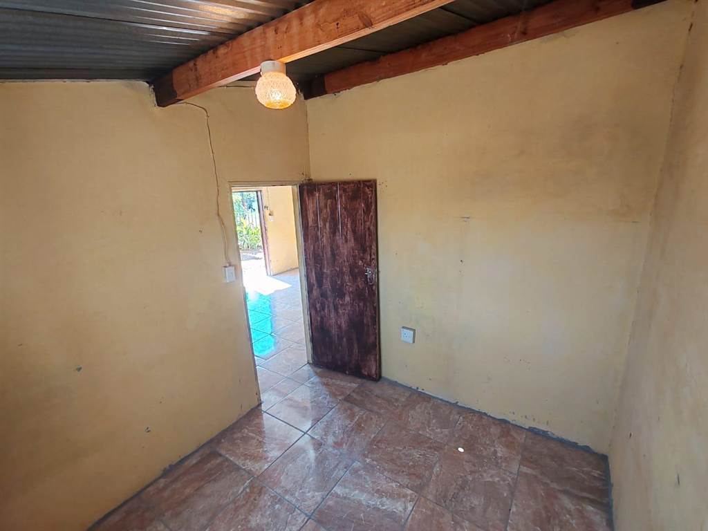 2 Bed House in Chris Hani photo number 12
