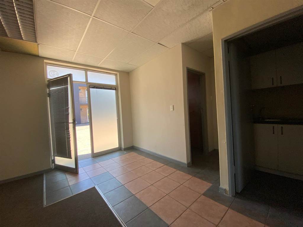 100  m² Commercial space in Milnerton Central photo number 18