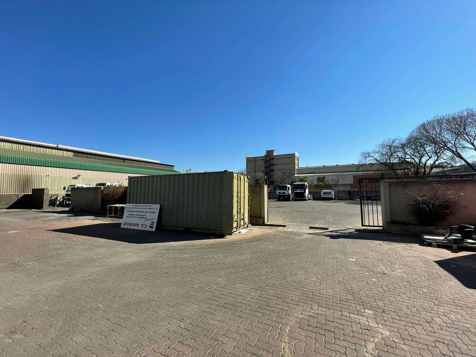 1750  m² Industrial space in Eastleigh photo number 1