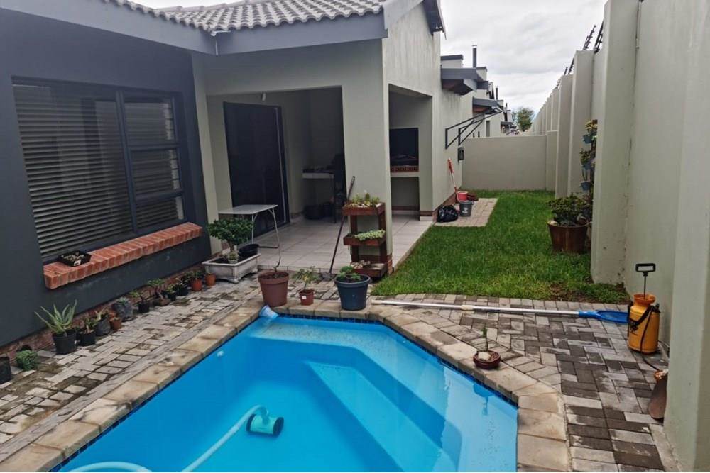 3 Bed Townhouse in Waterkloof photo number 8