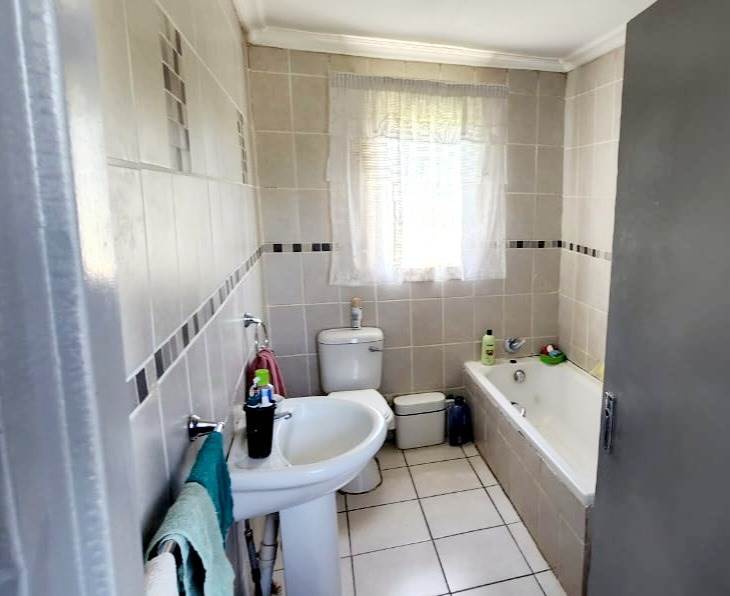 2 Bed House in Ventersdorp photo number 6