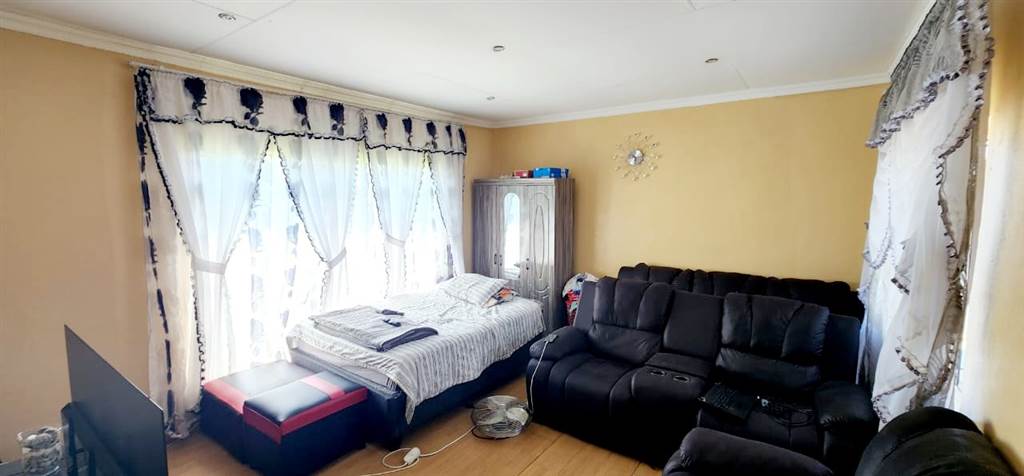 2 Bed House in Ventersdorp photo number 10