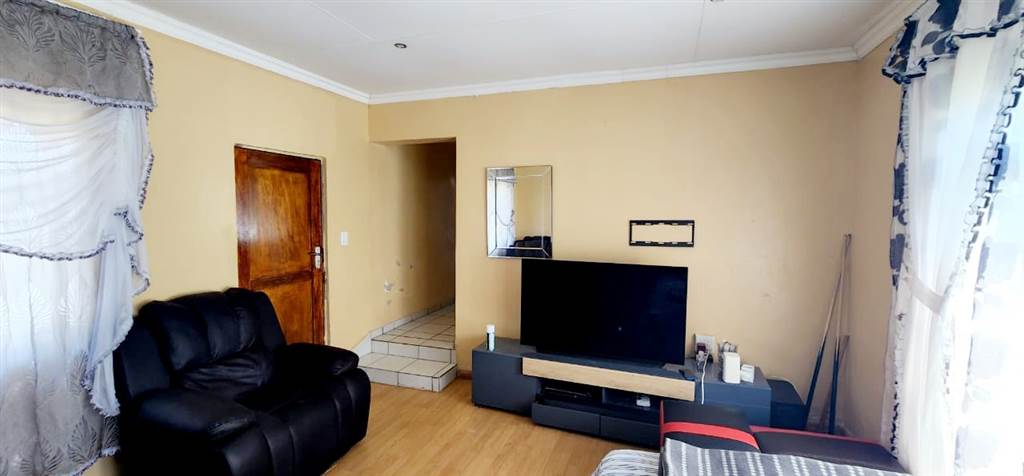 2 Bed House in Ventersdorp photo number 3